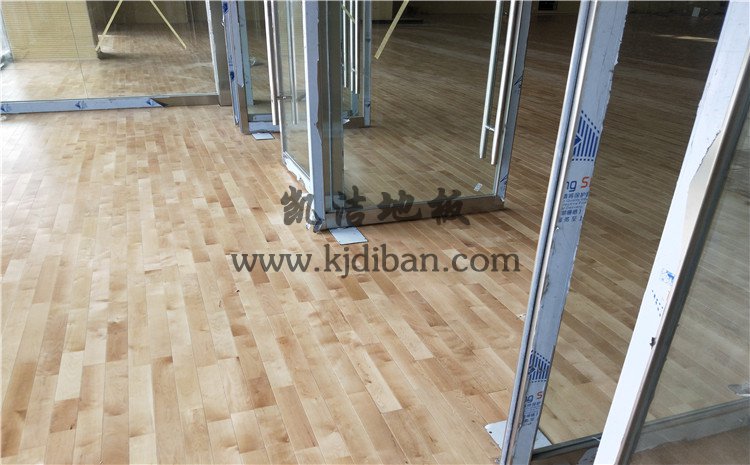 陜西神木第*高級(jí)中學(xué)體育館實(shí)木運(yùn)動(dòng)地板案例——?jiǎng)P潔實(shí)木運(yùn)動(dòng)地板廠家