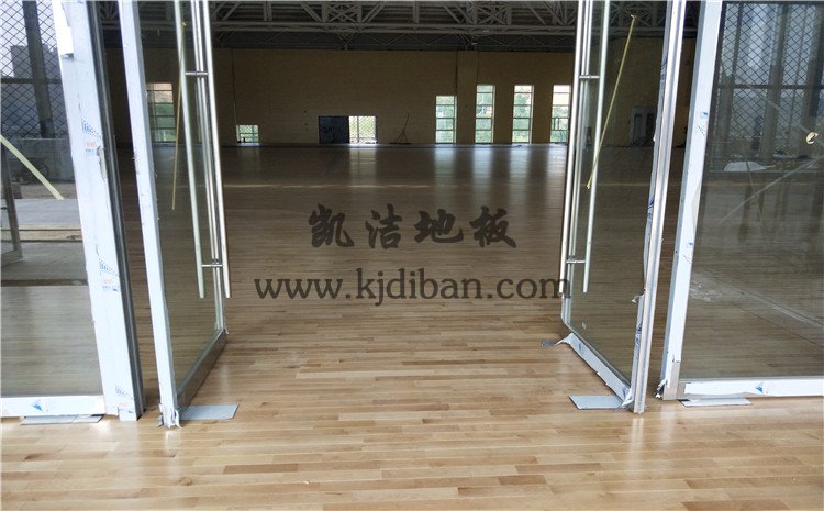 陜西神木第*高級(jí)中學(xué)體育館實(shí)木運(yùn)動(dòng)地板案例——?jiǎng)P潔實(shí)木運(yùn)動(dòng)地板廠家